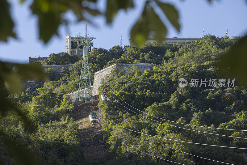 格勒诺布尔的圆形缆车被称为“泡泡”(The Bubbles)，清澈的车身将游客带到巴士底堡